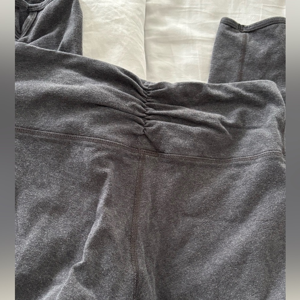 Lululemon Pant 6 Gray Mid-Calf Length Rutched Back